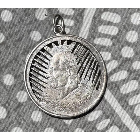 720 Silver Vintage 1952 Mexican War Hero Hidalgo 5 Peso Coin Virgin Mary Pendant - Picture 2 of 4